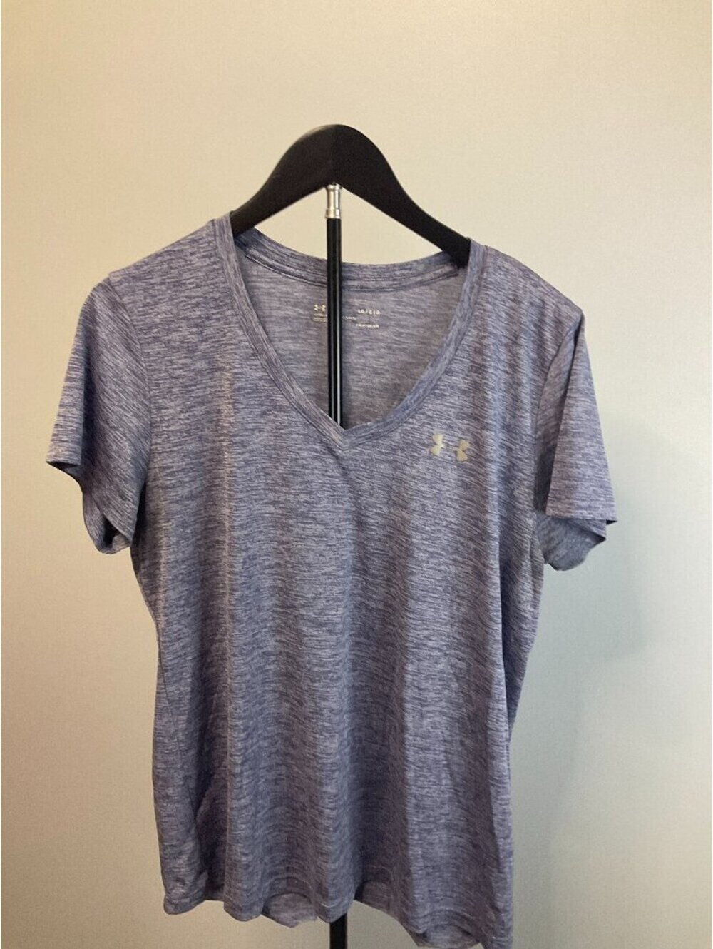 Under Armour Women's Large Purple HeatGear V-Neck Athletic Performance Shirt